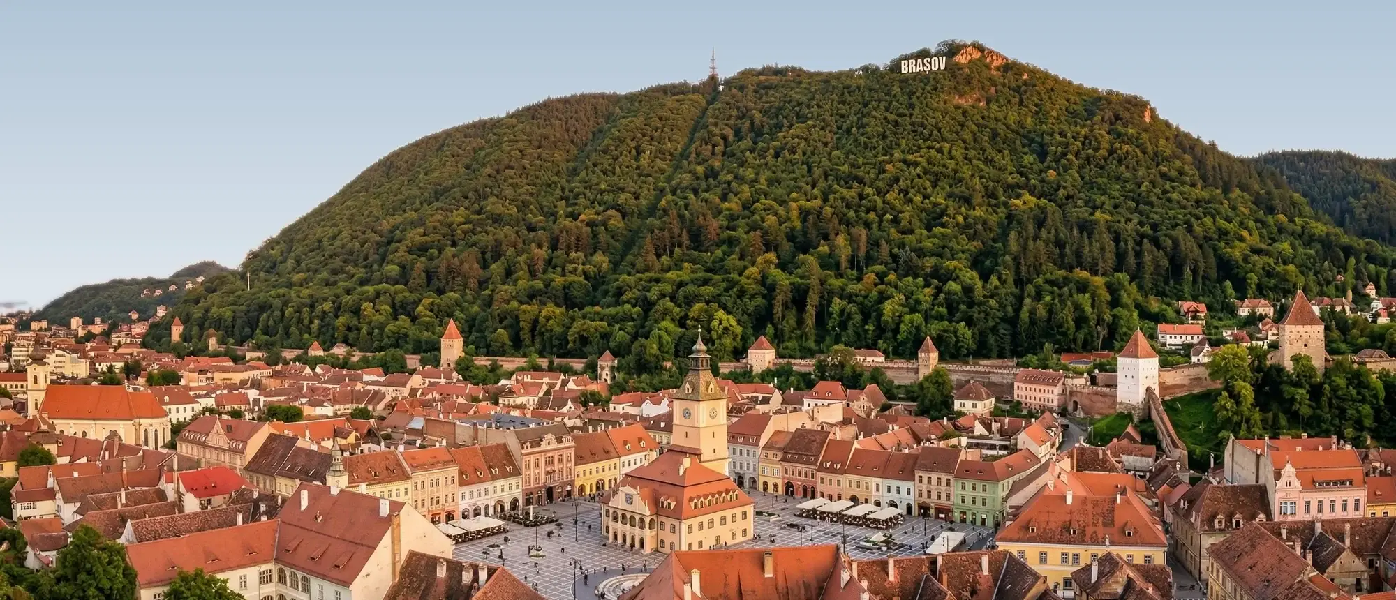 Brașovul văzut de sus: Piața Sfatului și Tâmpa cu semnul Brașov